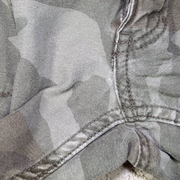 Abercrombie and Fitch Vintage Women's 25" Camo Cargo Raw Hem Cropped Pants - Picture 7 of 7